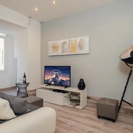 Le Notre Dame 3br With Ac And Balcony In The Heart Of Welkeys