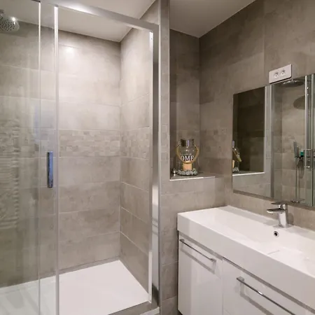 Le Notre Dame 3br With Ac And Balcony In The Heart Of Welkeys Appartement