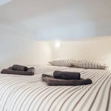 Le Notre Dame 3br With Ac And Balcony In The Heart Of Welkeys